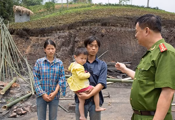 Đại diện Cảnh sát PCCC và CNCH Thái Nguyên thăm hỏi gia đình anh Ánh và chị Bày.