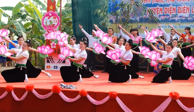 Biểu diễn văn nghệ mừng ngày 7-5 ở bản Phiêng Lơi, xã Thanh Minh, TP Điện Biên Phủ.