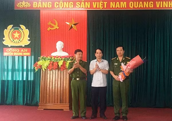 Ông Phan Mạnh Hùng - Bí thư Huyện ủy Quảng Ninh tặng hoa, khen thưởng chúc mừng Công an huyện Quảng Ninh, Quảng Bình.