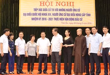 Bộ trưởng Tô Lâm cùng các đồng chí lãnh đạo tỉnh, ứng cử viên đại biểu Quốc hội khóa XIV tại đơn vị bầu cử số 2 và đại biểu HĐND tỉnh nhiệm kỳ 2016-2021, đơn vị bầu cử số 9 và số 10 trò chuyện với cử tri huyện Tiên Du.