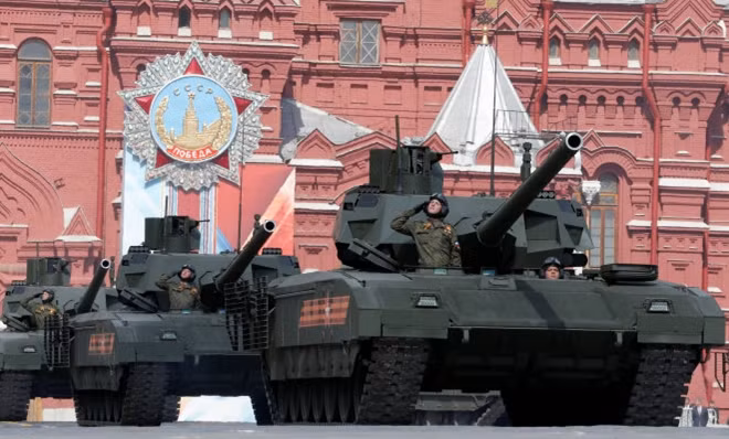 Xe tăng T-14 ( Armata ) tham gia chương trình tổng duyệt tại Quảng trường Đỏ - Ảnh: Reuters