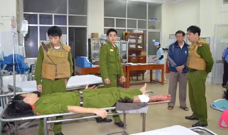 Chiến sĩ CS113 bị thương cấp cứu tại bệnh viện Quảng Ngãi.