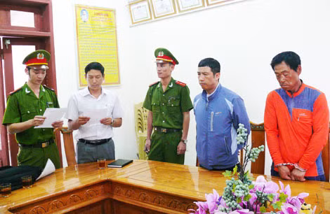 Cơ quan điều tra đọc lệnh bắt tạm giam 2 đối tượng Lee Jae Myeong và Kim Jong Wook (bìa phải).
