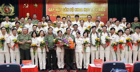 Trung tướng Lê Văn Minh với các đại biểu tham dự buổi gặp mặt