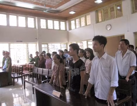Đại diện gia đình bị hại (hàng đầu, bên phải) và những người tham dự phiên tòa.