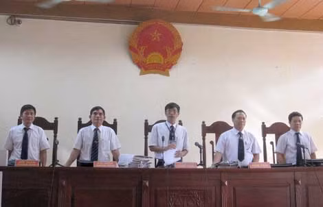 Hội đồng xét xử tuyên án.