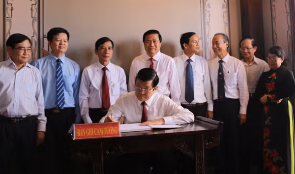 Chủ tịch nước Trương Tấn Sang lưu bút tại Khu lưu niệm. Ảnh: TTXVN. Chủ tịch nước Trương Tấn Sang lưu bút tại Khu lưu niệm. Ảnh: TTXVN.