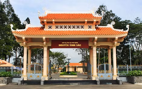 Lăng mộ cụ Phó bảng Nguyễn Sinh Sắc ở thành phố Cao Lãnh.