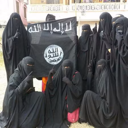 Hình ảnh về biệt đội Al-Khansa của IS.