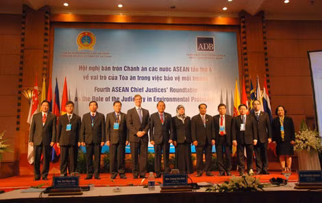 Đồng chí Trương Hòa Bình cùng đại diện Ngân hàng Phát triển Châu Á và lãnh đạo Tòa án các nước Asean tại Hội nghị. Ảnh: Nguyễn Hưng.