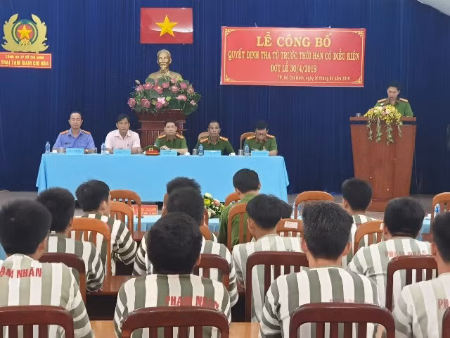 Công an TP Hồ Chí Minh công bố quyết định tha tù trước thời hạn có điều kiện đợt Lễ 30-4-2019.