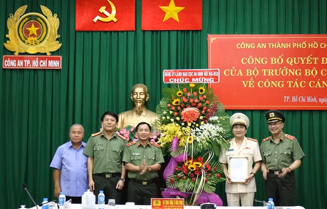 Trao quyết định bổ nhiệm Phó Giám đốc Công an TP Hồ Chí Minh đối với Đại tá Nguyễn Sỹ Quang.