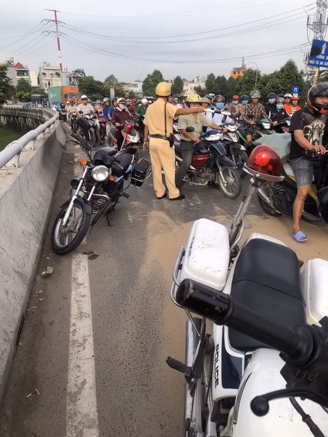 Tổ chức phân luồng, điều tiết dòng phương tiện di chuyển vòng qua khu vực có cát rơi vãi.