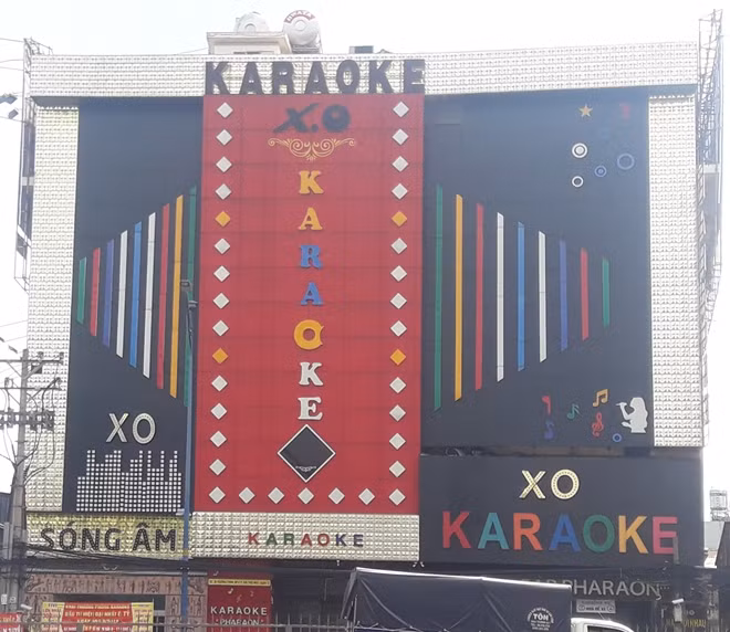 Quán karaoke XO Pharaon.