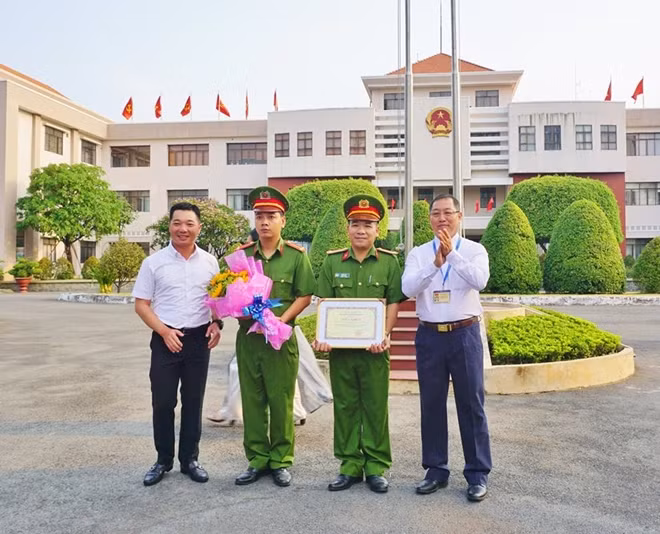 Lãnh đạo quận 12 khen thưởng Đội CSĐTP về ma túy.