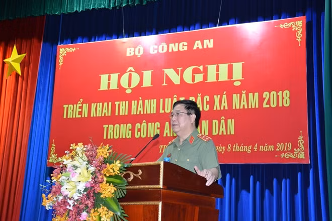 Trung tướng Nguyễn Ngọc Anh trình bày những nội dung cơ bản của Luật Đặc xá năm 2018.