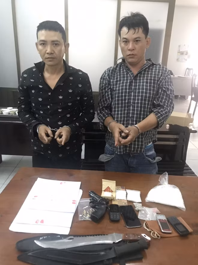 Đối tượng Tô Tấn Thành và Huỳnh Minh Quốc cùng tang vật.