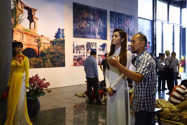 Á hậu Huyền My và nhà nghiên cứu Trần Hậu Yên Thế đang trò chuyện bên lề triển lãm.