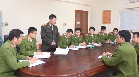 Đại tá An Thanh Bình - Trưởng Công an huyện Gia Lâm, Hà Nội cùng cán bộ chiến sỹ họp bàn kế hoạch phá án.