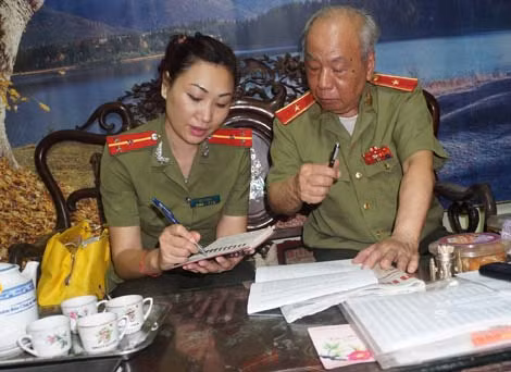 Thiếu tướng Nguyễn Đức Minh trải lòng về những kỷ niệm làm điệp báo với tác giả.