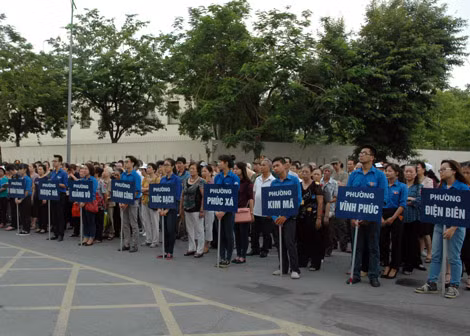 Đông đảo các cán bộ công chức, đoàn viên, thanh niên cùng quần chúng tham gia đoàn diễu hành, tuyên truyền về phòng, chống tệ nạn ma túy.