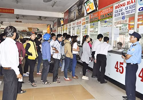 Mua được vé tàu xe về quê đón Tết là điều không dễ dàng với nhiều người.