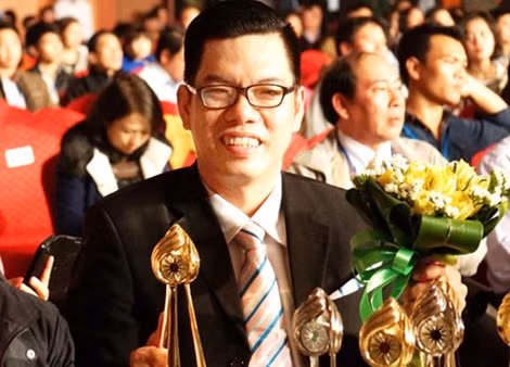 Đạo diễn Trần Quốc Sơn nhận huy chương vàng tại Liên hoan Truyền hình toàn quốc lần thứ 35 tại Quảng Bình tháng 12- 2015.