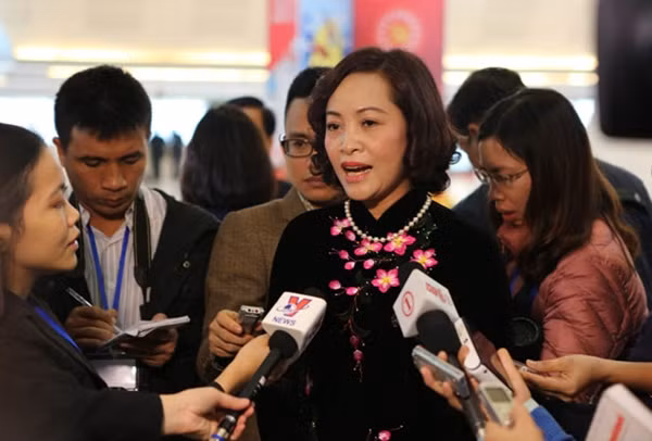 Bí thư Tỉnh ủy Ninh Bình Nguyễn Thị Thanh đang trả lời báo chí bên lề Đại hội.