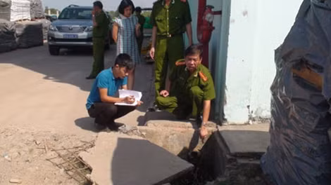 Lực lượng Công an phát hiện cống xả nước thải chưa qua xử lý của Công ty DONA Quế Bằng.