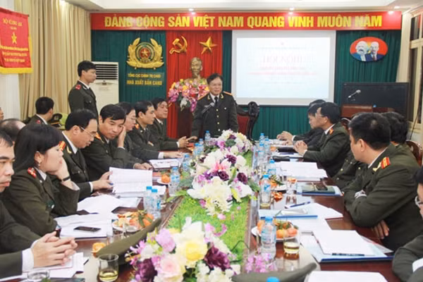 Đại tá Nguyễn Hồng Thái, Giám đốc, Tổng biên tập NXB CAND phát biểu tại hội nghị.