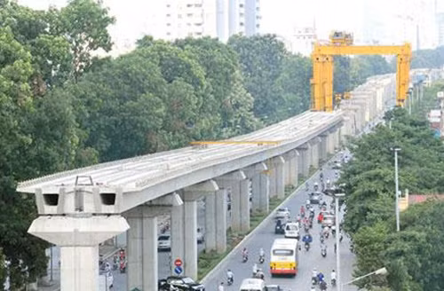 Đường sắt trên cao vẫn đang trong quá trình thi công dù đã lỗi hẹn nhiều lần.