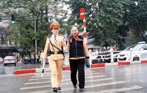 Những cử chỉ ân tình của chiến sĩ CSGT sẽ luôn được nhớ mãi trong lòng dân.