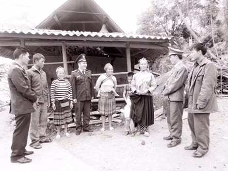 Cán bộ Công an huyện Si Ma Cai thăm hỏi, chúc Tết bà con xã Nàn Sán.