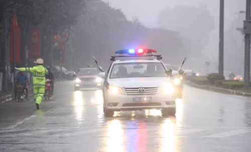 Tiếp là xe ô tô của lực lượng CSGT.