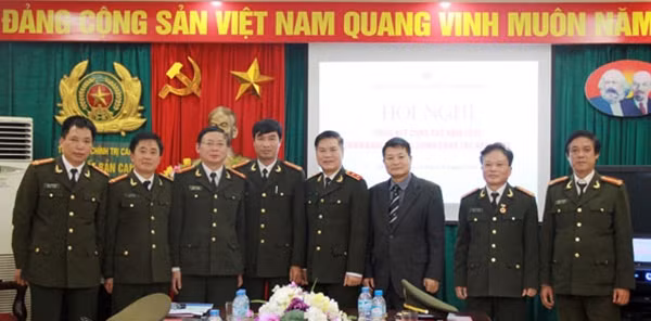 Trung tướng Nguyễn Xuân Mười chụp ảnh lưu niệm cùng lãnh đạo NXB CAND.