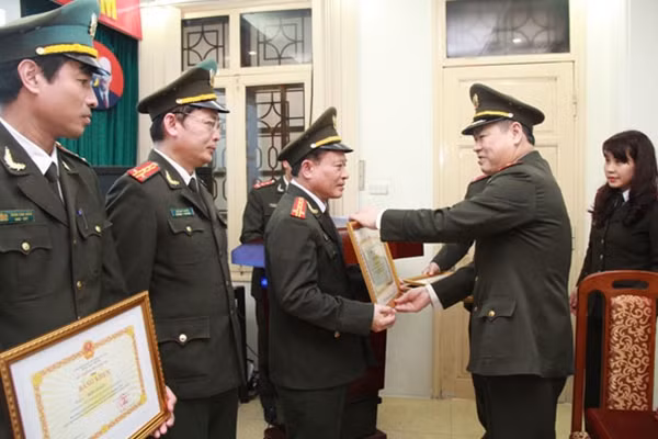 Trung tướng Nguyễn Xuân Mười trao các phần thưởng, danh hiệu cho các cá nhân đạt thành tích.