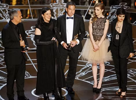Laura Poitras và Gleen Greenwald (giữa) trong lễ trao giải Oscar 2015.