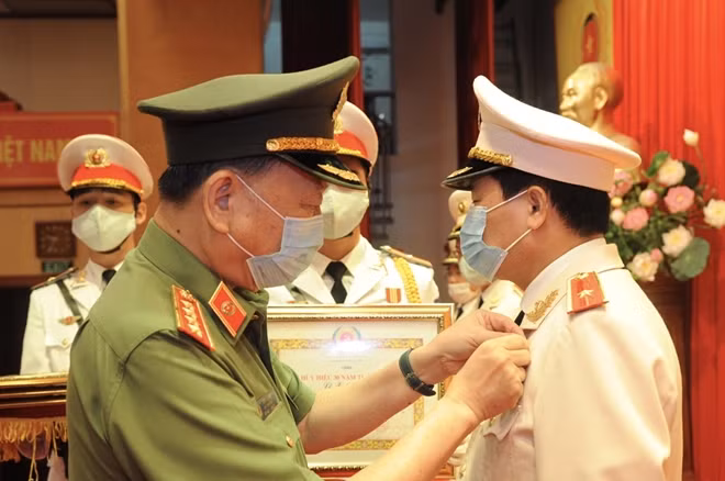 Bộ trưởng Tô Lâm trao Huy hiệu 30 năm tuổi Đảng tặng 4 đảng viên.