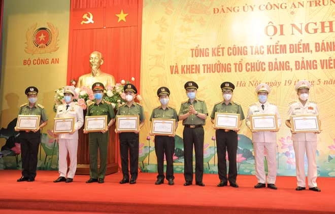 Bộ trưởng Tô Lâm tặng Bằng khen đảng viên hoàn thành xuất sắc nhiệm vụ 5 năm liền 2015 - 2020 cho các đồng chí lãnh đạo Bộ Công an.