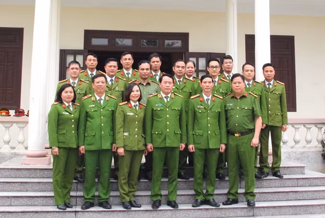 Thứ trưởng Lê Quốc Hùng với các đại biểu tại buổi làm việc.