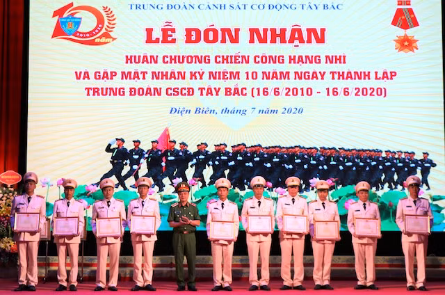 Trung tướng Phạm Quốc Cương trao Bằng khen của Bộ Công an tặng 10 cá nhân xuất sắc.
