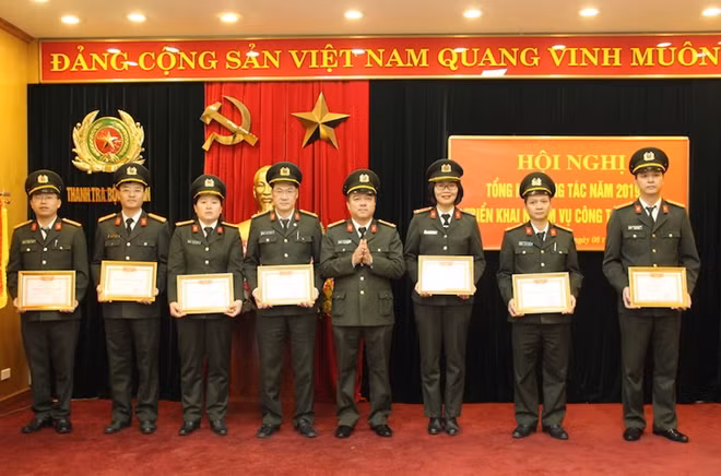 Lãnh đạo Thanh tra Bộ Công an đã trao tặng danh hiệu “Đơn vị Quyết thắng” và Chiến sỹ thi đua cơ sở” cho các tập thể, cá nhân trực thuộc đơn vị.