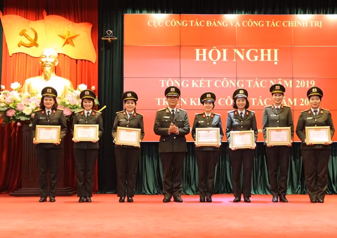Thiếu tướng Nguyễn Đức Minh, Phó Cục trưởng trao tặng tặng danh hiệu “Chiến sỹ thi đua cơ sở” cho 7 cá nhân đại diện.