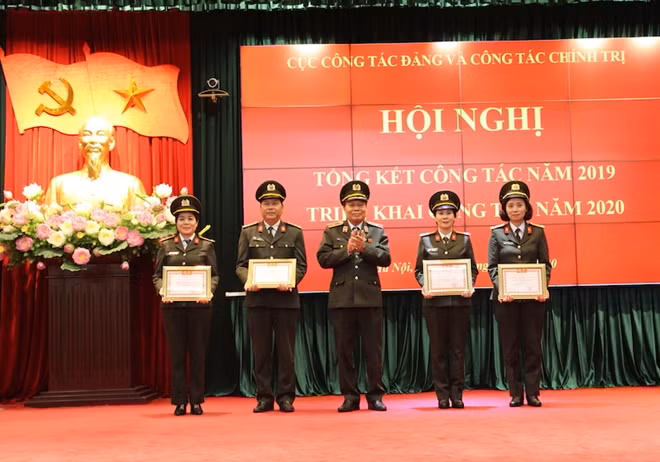 Thiếu tướng Đào Gia Bảo trao tặng danh hiệu “Đơn vị Quyết thắng” cho 4 tập thể.