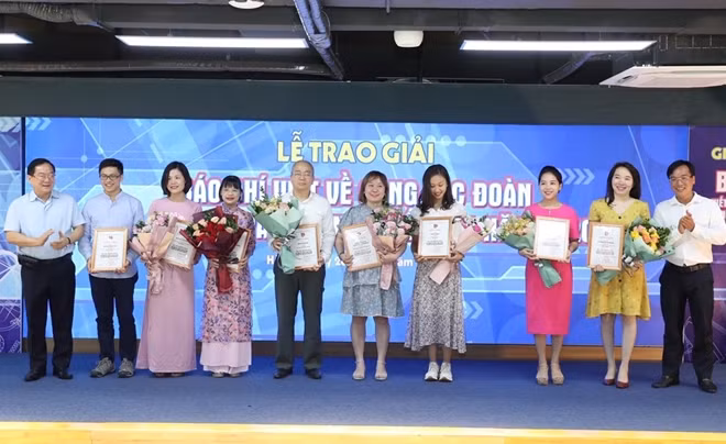 Ban Tổ chức trao giải Khuyến khích cho các tác giả, nhóm tác giả.