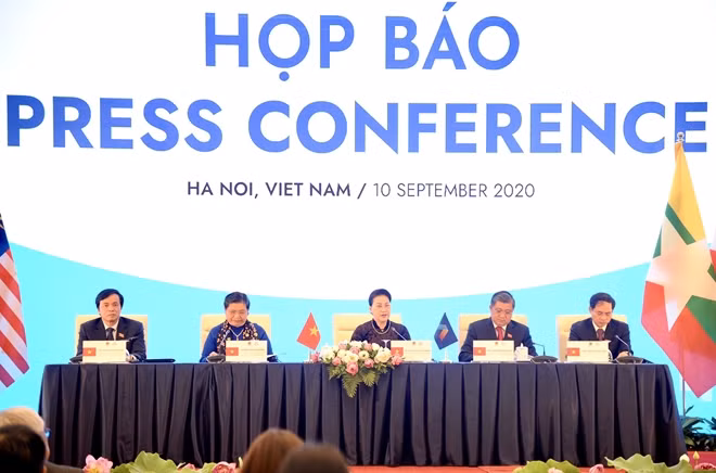 Chủ tịch Quốc hội và các đồng chí đồng chủ trì họp báo.