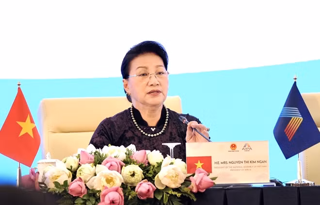 Chủ tịch Quốc hội Nguyễn Thị Kim Ngân chủ trì họp báo.