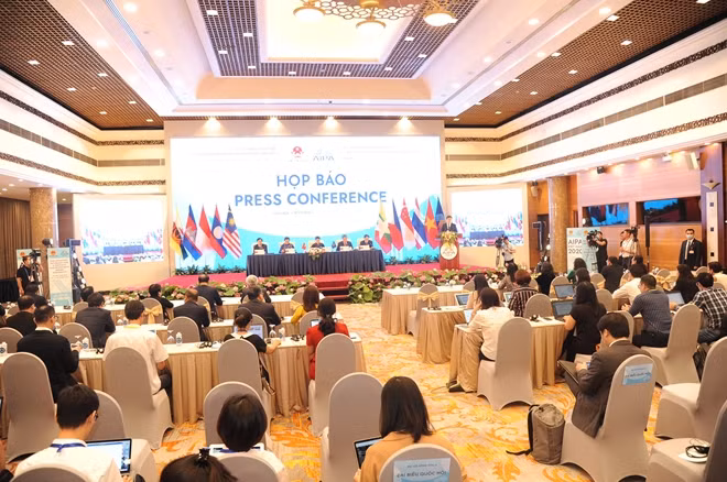 Toàn cảnh họp báo.