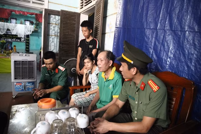 Đại diện lãnh đạo Công an TP Vinh thăm hỏi, động viên gia đình anh Minh.