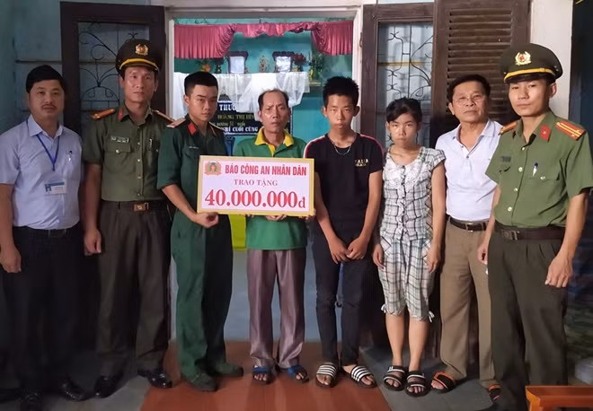 Đại diện Báo CAND, Công an TP Vinh và chính quyền địa phương trao tặng số tiền 40 triệu đồng của nhà hảo tâm thông qua Báo CAND ủng hộ gia đình anh Minh.